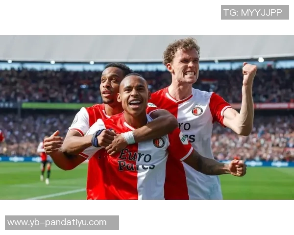 拜仁派球探考察费耶诺德19岁右后卫雷德引发关注